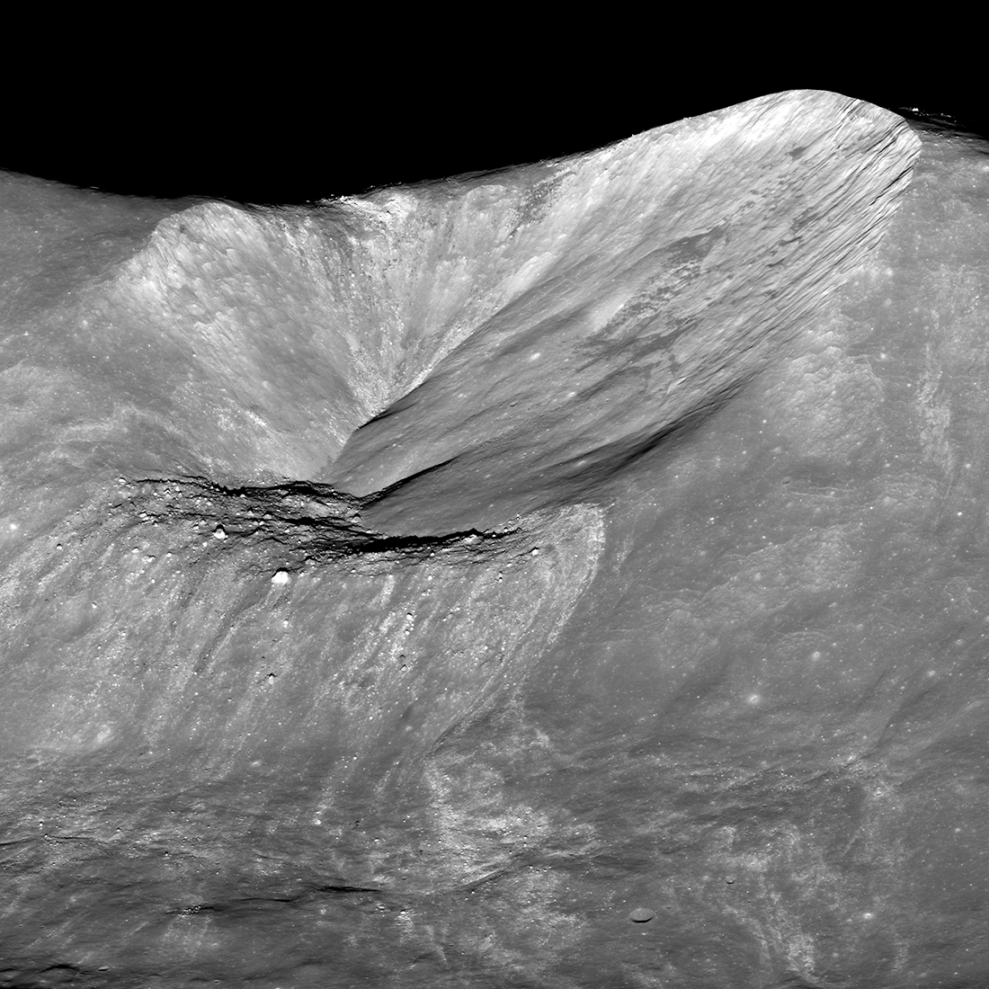 4500 meter diameter Copernican crater on rim of Orientale basin
