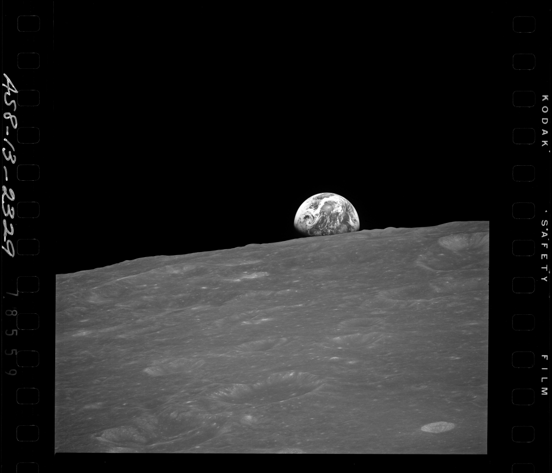 AS08-13-2329, BW Earthrise