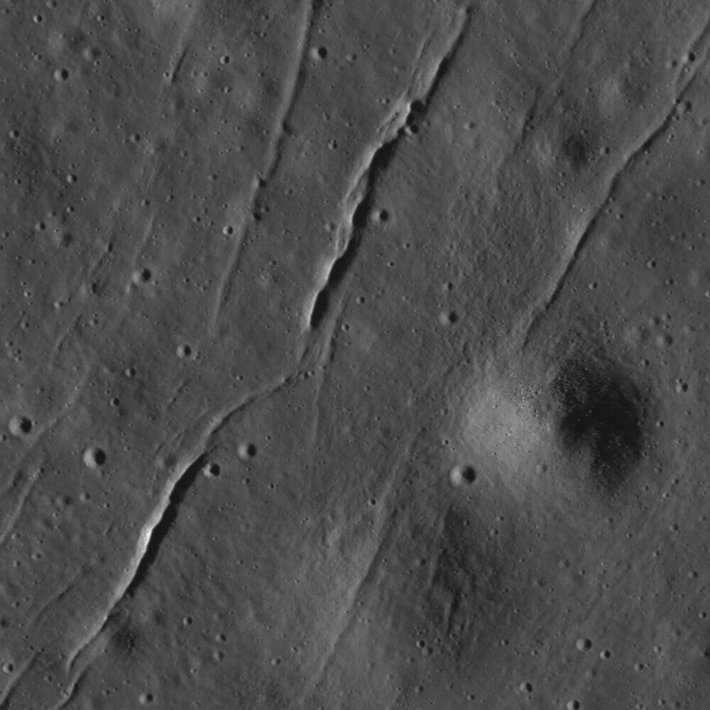 Fractures in the mare of Tsiolkovskiy Crater