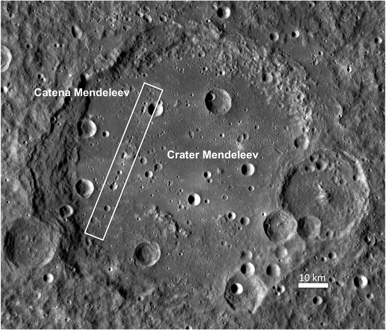 Что является причиной образования кратеров на луне. Кратер Менделеев. Менделеев (лунный кратер). Кратер Менделеева на Луне. Кратер на Луне в честь Менделеева.