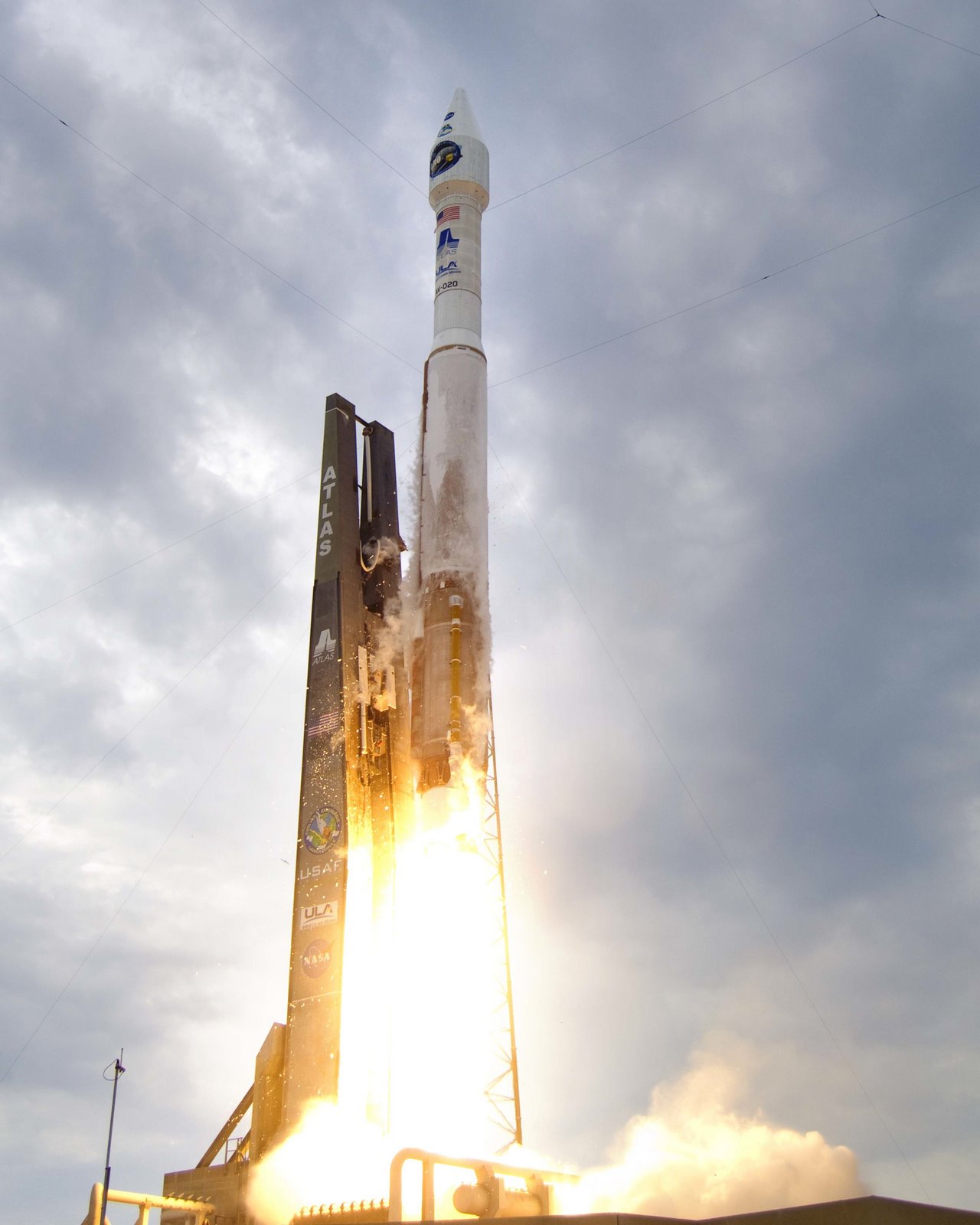 Lro lcross launchphoto